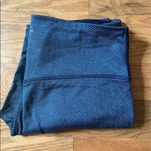 Mondetta navy blue chevron yoga leggings